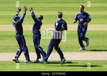 Surrey Wicketkeeper Jon Batty (links) gratuliert Nyan Doshi (zweite links), nachdem er Lancashire's Carl Hooper während ihres Twenty20 Cup Halbfinales in Edgbaston für 26 Läufe in den Bann zog. Stockfoto