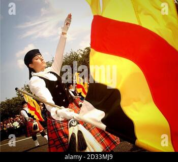 Das Edinburgh International Festival startet in Edinburgh mit einer spektakulären Kavalkade entlang Edinburghs berühmter Princes Street. Das größte Kunstfestival der Welt mit Aufführungen von Stars wie Paul Merton und Morrissey wurde heute offiziell eröffnet.das 58. Edinburgh Festival Fringe wird mehr als 25,000 Aufführungen von fast 1,700 Shows in einer Rekordzeit von 236 Veranstaltungsorten in der ganzen Stadt erleben. Und ein Drittel aller Acts wird in den nächsten drei Wochen in der schottischen Hauptstadt ihre Weltpremiere feiern. Stockfoto