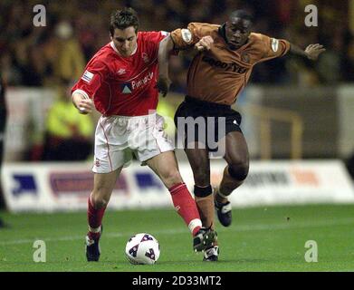 Wolves' Shaun Newton (R) fordert Jim Brennan von Nottingham Forest während des Nationwide Division One Spiels zwischen Wolverhampton Wanderers und Nottingham Forest im Molineux Stadium, Wolverhampton, auf den Ball. DIESES BILD KANN NUR IM RAHMEN EINER REDAKTIONELLEN FUNKTION VERWENDET WERDEN. KEINE INOFFIZIELLE CLUB-WEBSITE Stockfoto