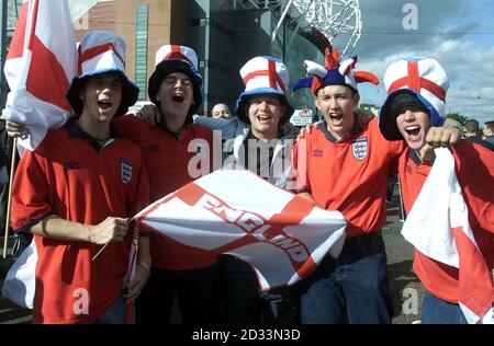 England-Fans vor dem Spiel der englischen und griechischen FIFA Fußball-Weltmeisterschaft der europäischen Qualifikationsgruppe neun in Old Trafford, Manchester. DIESES BILD KANN NUR IM RAHMEN EINER REDAKTIONELLEN FUNKTION VERWENDET WERDEN. KEINE WEBSITE-/INTERNETNUTZUNG, ES SEI DENN, DIE WEBSITE IST BEI DER FOOTBALL ASSOCIATION PREMIER LEAGUE REGISTRIERT. Stockfoto