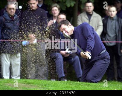 Der englische Nick Faldo spielt während der Cisco World Match Play Championship im Wentworth Golf Club, Surrey, aus einem Greenside Bunker auf dem 1. Loch. Stockfoto