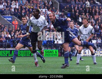 Alan Shearer von Newcastle United steht beim Spiel FA Barclaycard Premiership im Reebok Stadium in Bolton an der Spitze des 3. Tores. DIESES BILD KANN NUR IM RAHMEN EINER REDAKTIONELLEN FUNKTION VERWENDET WERDEN. KEINE WEBSITE/INTERNET-NUTZUNG VON PREMIERSHIP-MATERIAL, ES SEI DENN, DIE WEBSITE IST BEI FOOTBALL ASSOCIATION PREMIER LEAGUE REGISTRIERT Stockfoto