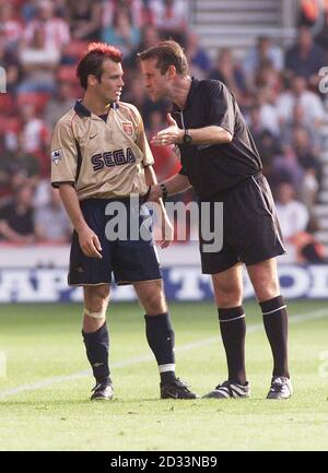 Schiedsrichter Graham Barber tritt gegen Arsenals Fredrik Ljungberg an und scheint ihn zu drängen, nachdem Ljungberg während des FA Barclaycard Premiership Spiels gegen Southampton im Friends Provident St.Mary's Stadium, Southampton, um einen Freistoß appellierte. DIESES BILD KANN NUR IM RAHMEN EINER REDAKTIONELLEN FUNKTION VERWENDET WERDEN. KEINE WEBSITE/INTERNET-NUTZUNG VON PREMIERSHIP-MATERIAL, ES SEI DENN, DIE WEBSITE IST BEI FOOTBALL ASSOCIATION PREMIER LEAGUE REGISTRIERT. Stockfoto