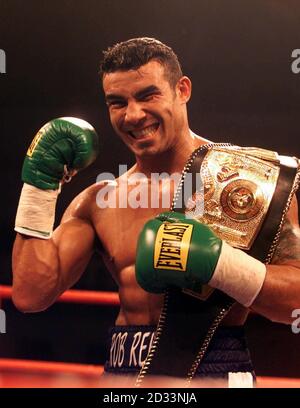 Robin Reid feiert mit dem WBF Super-Middleweight-Gürtel, nachdem er den Argentinier Jorge Sclarandi in der dritten Runde in Kelvin Hall, Glasgow, Schottland, besiegt hat. Stockfoto