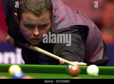 Stephen Lee am Tisch gegen Peter Ebdon während des LG Cup Finales in der Guild Hall, Preston. Stockfoto