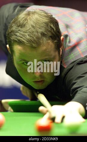 Stephen Lee am Tisch gegen Peter Ebdon während des LG Cup Finales in der Guild Hall, Preston. Stockfoto