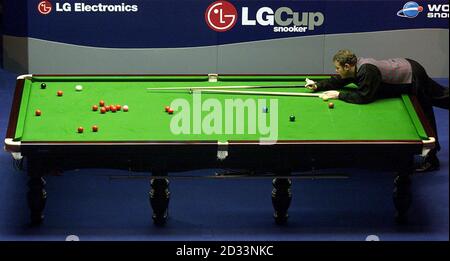 Stephen Lee am Tisch gegen Peter Ebdon während des LG Cup Finales in der Guild Hall, Preston. Stockfoto