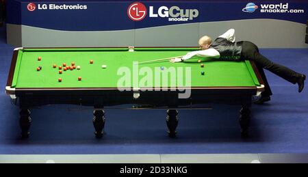 Peter Ebdon am Tisch gegen Stephen Lee während des LG Cup Finales in der Guild Hall, Preston. Stockfoto