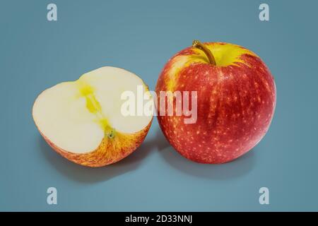 Äpfel und Äpfel in der Hälfte isoliert Stockfoto