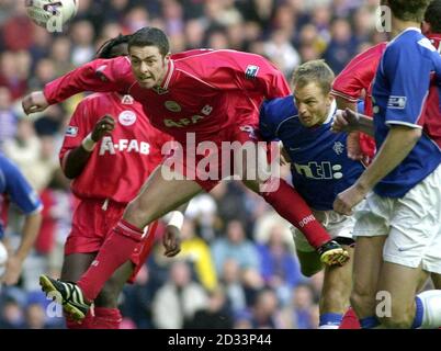 Aberdeens Jamie McAllister (links) wird von den Rangers Ronald De Boer während des Spiels der Scottish Premier League zwischen den Rangers und Aberdeen im Ibrox Stadium, Glasgow, herausgefordert. Stockfoto