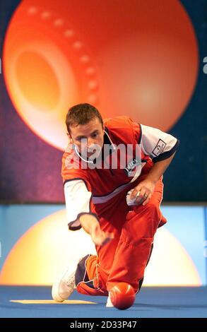 Der schottische Meister David Gourlay, der die Nummer 1 im Hallenbowl-Bereich ist, ist im Rahmen der BUPA Care Homes Open Bowls Championship im Norbreck Castle Hotel in Blackpool gegen Chrisite Grahame aus Kanada im Einsatz. Stockfoto