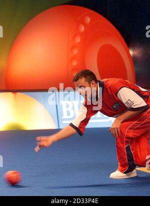 Der schottische Meister David Gourlay, der die Nummer 1 im Hallenbowl-Bereich ist, ist im Rahmen der BUPA Care Homes Open Bowls Championship im Norbreck Castle Hotel in Blackpool gegen Chrisite Grahame aus Kanada im Einsatz. Stockfoto