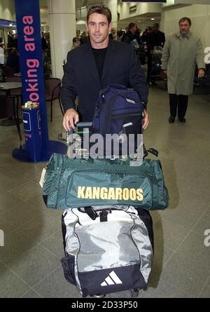 Der australische Rugby-League-Kapitän Brad Fittler kommt am Flughafen von Manchester an, als das australische Tourenteam in Großbritannien für eine Testserie mit drei Spielen eintrifft. Der erste Test wird in Huddersfield am 11/11/01 gespielt werden, gefolgt von weiteren Spielen in Bolton und Wigan. * Stockfoto