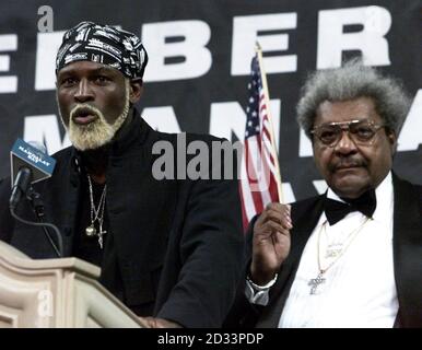 Der Londoner Boxer Howard Eastman (links), bekannt als "The Battersea Bomber", steht mit dem Promoter Don King zusammen, während er mit den Medien über seine Titelchancen in seinem Kampf mit dem Amerikaner William Joppy um den vakanten WBA Middleweight Titel spricht. *..., die im Mandalay Bay Hotel, Las Vegas stattfinden wird. Stockfoto