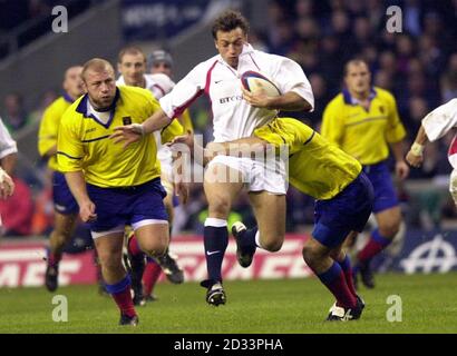 Der englische Dan Luger (Mitte) platzt beim internationalen Spiel zwischen England und Rumänien in Twickenham, London, für seinen zweiten von drei Versuchen durch rumänische Ränge. Stockfoto