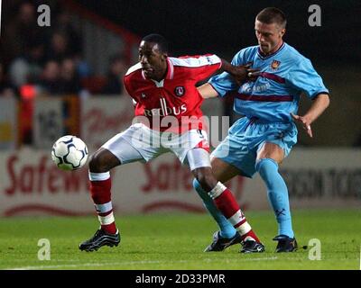 Charlton Athletic's Jason Euell (links) hält West Ham United's Don Hutchinson während des FA Barclaycard Premiership Spiels zwischen Charlton Athletic und West Ham United im Valley, Charlton, zurück. DIESES BILD KANN NUR IM RAHMEN EINER REDAKTIONELLEN FUNKTION VERWENDET WERDEN. KEINE WEBSITE-/INTERNETNUTZUNG, ES SEI DENN, DIE WEBSITE IST BEI DER FOOTBALL ASSOCIATION PREMIER LEAGUE REGISTRIERT. Stockfoto