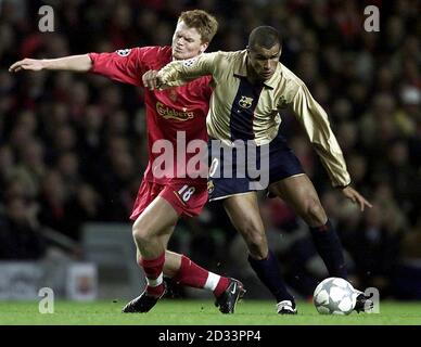 Liverpool's John Arne Riise (links) tusles mit Barcelona's Rivaldo während des UEFA Champions League-Spiel Gruppe B zwischen Liverpool und Barcelona in Anfield, Liverpool. DIESES BILD KANN NUR IM RAHMEN EINER REDAKTIONELLEN FUNKTION VERWENDET WERDEN. KEINE WEBSITE-/INTERNETNUTZUNG, ES SEI DENN, DIE WEBSITE IST BEI DER FOOTBALL ASSOCIATION PREMIER LEAGUE REGISTRIERT. Stockfoto