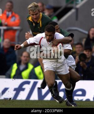 Englands Jason Robinson (Front) wird von Südafrikas Breyton Paulse während der England and South Africa Rugby Union International in Twickenham, London, angegangen. Stockfoto