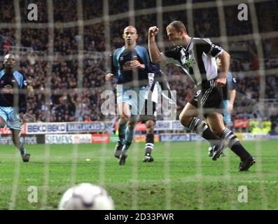 Newcastles Alan Shearer (rechts) feiert sein Tor gegen Derby während des FA Barclaycard Premiership Spiels im St James' Park, Newcastle. DIESES BILD KANN NUR IM RAHMEN EINER REDAKTIONELLEN FUNKTION VERWENDET WERDEN. KEINE WEBSITE-/INTERNETNUTZUNG, ES SEI DENN, DIE WEBSITE IST BEI DER FOOTBALL ASSOCIATION PREMIER LEAGUE REGISTRIERT. Stockfoto