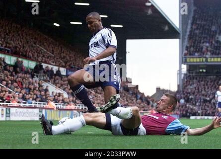 Tomas Repka von West Ham (rechts) bekämpft Tottenham Hotspurs' Les Ferdinand während des Spiels der FA Barclaycard Premiership im Upton Park, West Ham. Stockfoto