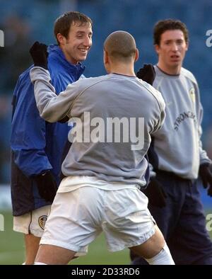 England-Trainer Sven-Goran Eriksson (Mitte) mit DJ Spoony (links) und Peter Hooton von der Band 'The Farm' während eines Fotoanrufs im Cafe Royal London. DJ Spoony und The Farm haben den offiziellen englischen Song für die Euro 2004 „Alltogether Now“ produziert. Stockfoto