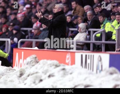 Sunderlands Manager Peter Reid spürt den Druck, während ihres FA Barclaycard Premiership Spiels im Sunderland's Stadium of Light einen Sieg gegen Aston Villa abzuziehen. DIESES BILD KANN NUR IM RAHMEN EINER REDAKTIONELLEN FUNKTION VERWENDET WERDEN. KEINE WEBSITE/INTERNET-NUTZUNG VON PREMIERSHIP-MATERIAL, ES SEI DENN, DIE WEBSITE IST BEI FOOTBALL ASSOCIATION PREMIER LEAGUE REGISTRIERT. Stockfoto