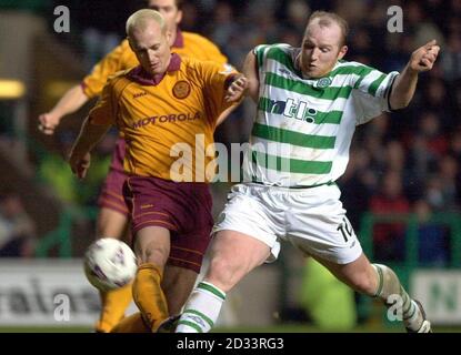 Celtic's John Hartson (rechts) und Motherwell's Karl Ready kämpfen beim heutigen Celtic gegen Motherwell-Spiel in der Scottish Premier League im Celtic Park in Glasgow um den Ball. Endergebnis Celtic 2 Motherwell 0. Stockfoto