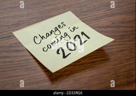 Haftnotiz mit den Textänderungen, die 2021 kommen Stockfoto