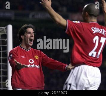 LESEN SIE DEN VOLLSTÄNDIGEN RATGEBER AM ENDE DER BILDUNTERSCHRIFT. Ruud Van Nistelrooy von Manchester United feiert sein Tor mit seinem Teamkollegen Mikael Silvestre während ihres FA Barclaycard Premiership Spiels gegen Newcastle United in Old Trafford. DIESES BILD KANN NUR IM RAHMEN EINER REDAKTIONELLEN FUNKTION VERWENDET WERDEN. KEINE WEBSITE/INTERNET-NUTZUNG VON PREMIERSHIP-MATERIAL, ES SEI DENN, DIE WEBSITE IST BEI FOOTBALL ASSOCIATION PREMIER LEAGUE REGISTRIERT. Stockfoto