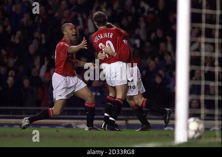 LESEN SIE DEN VOLLSTÄNDIGEN RATGEBER AM ENDE DER BILDUNTERSCHRIFT. Paul Scholes (No.18) feiert Manchester United's 2. Tor mit Solskjaer und Silvestre während ihres FA Barclaycard Premiership Matches gegen die Besucher Newcastle United in Old Trafford. DIESES BILD KANN NUR IM RAHMEN EINER REDAKTIONELLEN FUNKTION VERWENDET WERDEN. KEINE WEBSITE/INTERNET-NUTZUNG VON PREMIERSHIP-MATERIAL, ES SEI DENN, DIE WEBSITE IST BEI FOOTBALL ASSOCIATION PREMIER LEAGUE REGISTRIERT. Stockfoto