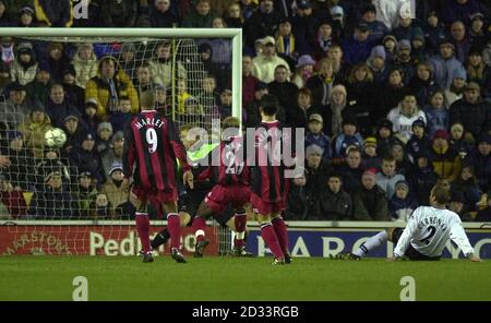 LESEN SIE DEN VOLLSTÄNDIGEN RATGEBER AM ENDE DER BILDUNTERSCHRIFT. Derby's Horacio Carbonari (rechts) schießt bei ihrem FA Barclaycard Premiership Spiel gegen Fulham im Pride Park, Derby ein eigenes Tor. DIESES BILD KANN NUR IM RAHMEN EINER REDAKTIONELLEN FUNKTION VERWENDET WERDEN. KEINE WEBSITE/INTERNET-NUTZUNG VON PREMIERSHIP-MATERIAL, ES SEI DENN, DIE WEBSITE IST BEI FOOTBALL ASSOCIATION PREMIER LEAGUE REGISTRIERT. Stockfoto