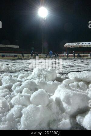 LESEN SIE DEN VOLLSTÄNDIGEN RATGEBER AM ENDE DER BILDUNTERSCHRIFT. Dagenham und Redbridge FC, an diesem Abend, Training auf einem gefrorenen und eisigen Feld, bevor der Verein AXA FA Cup 3. Runde gegen Ipswich Town, am kommenden Samstag. Als einer der einzigen beiden nicht-Liga-Clubs im Wettbewerb - Canvey Island ist der andere - Dagenham hoffen, der erste zu sein, der einen Premiership Club besiegt. DIESES BILD KANN NUR IM RAHMEN EINER REDAKTIONELLEN FUNKTION VERWENDET WERDEN. KEINE WEBSITE/INTERNET-NUTZUNG VON PREMIERSHIP-MATERIAL, ES SEI DENN, DIE WEBSITE IST BEI FOOTBALL ASSOCIATION PREMIER LEAGUE REGISTRIERT. Stockfoto