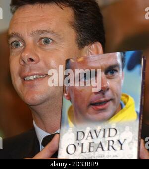 Der Leeds United Manager David O'Leary veröffentlicht sein neues Buch bei einem Pressegespräch in Leeds. Die Konferenz folgte dem umstrittenen FA-Cup-Spiel zwischen Leeds und Cardiff, bei dem die Polizei Hunde und Schlagstöcke benutzen musste, um Fans zu kontrollieren, die auf dem Spielfeld eingedrungen waren. Der FA hat eine Untersuchung des Vorfalls eingeleitet. DIESES BILD KANN NUR IM RAHMEN EINER REDAKTIONELLEN FUNKTION VERWENDET WERDEN. KEINE WEBSITE-/INTERNETNUTZUNG, ES SEI DENN, DIE WEBSITE IST BEI DER FOOTBALL ASSOCIATION PREMIER LEAGUE REGISTRIERT. Stockfoto