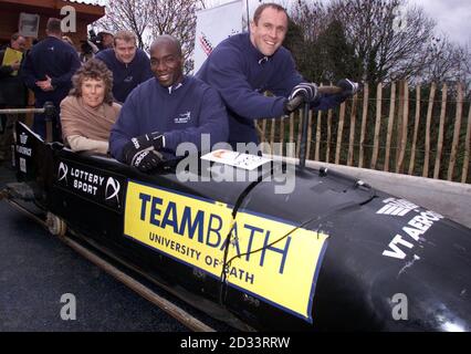 Ehemalige Sportministerin Kate Hoey MP mit dem britischen Männer-Bobsleigh-Team auf der neuen Bobbahn an der Universität von Bath. Es ist die erste Strecke in Großbritannien nach olympischen Standards gebaut und wird es der Nationalmannschaft ermöglichen, ihre Push-Starts zu üben. *die Herren-Mannschaft fliegt Sonntag nach Amerika für die Salt Lake City Winterolympiade. Drei Mitglieder der Mannschaft mit Frau Hoey sind von links nach rechts Phil Harries, Dave McCalla und Paul Attwood. Stockfoto