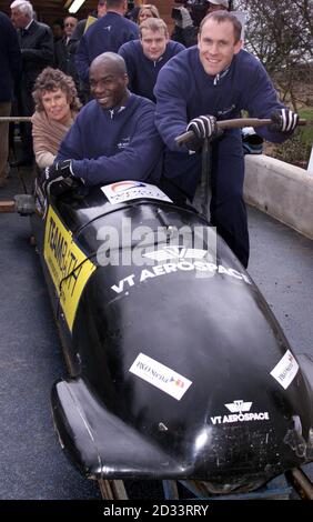 Ehemalige Sportministerin Kate Hoey MP mit dem britischen Männer-Bobsleigh-Team auf der neuen Bobbahn an der Universität von Bath. Es ist die erste Strecke in Großbritannien nach olympischen Standards gebaut und wiill ermöglichen die nationale Mannschaft, ihre Push-Starts zu üben. *die Herren-Mannschaft fliegt Sonntag nach Amerika für die Salt Lake City Winterolympiade. Drei Mitglieder der Mannschaft mit Frau Hoey sind von links nach rechts Dave McCalla, Phil Harries und Paul Attwood. Stockfoto