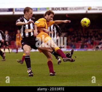 Grimsby's Paul Raven (links) und Bradford's Ashley ward, während ihres Nationwide Division One Matches im Grimsby's Blundell Park. DIESES BILD KANN NUR IM RAHMEN EINER REDAKTIONELLEN FUNKTION VERWENDET WERDEN. KEINE INOFFIZIELLE CLUB-WEBSITE. Stockfoto