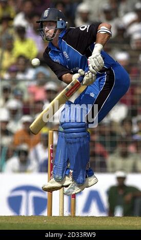 England Kapitän Nasser Hussain springt, um einen Türsteher zu verteidigen, während der 6. Eintägigen Internationale im Wankhede Stadium, Bombay, Indien. Stockfoto