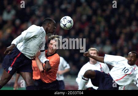 Emile Heskey aus England kommt einfach nicht auf den Ball, da es Darius Vassell (rechts) fällt, der den Ausgleich während ihres Internationalen Freundschaftsspiel in der Amsterdam Arena, Niederlande, erzielt. Stockfoto