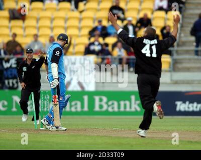 Englands Nick Knight schaut auf sein gebrochenes Wicket, nachdem er während des zweiten 1-Tages-International im WestpacTrust Stadium in Wellington, Neuseeland, 9 Läufe lang von Andre Adams (rechts) geduckt wurde. Neuseeland gewann das Spiel mit 155 Läufen nach Bowling England für 89. Stockfoto