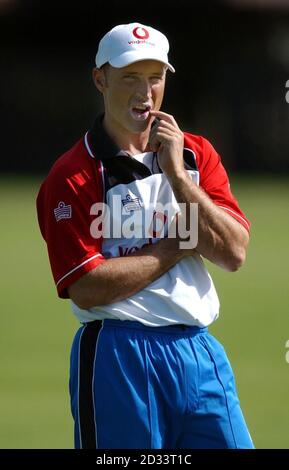 England-Skipper Nasser Hussain bei einer Netzsitzung in Napier, Neuseeland, vor dem dritten Eintagesinternational gegen Neuseeland. Stockfoto