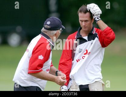 Englands Michael Vaughan (rechts) und Trainer Duncan Fletcher, Freitag, 22. Februar 2002, während einer Netzsitzung im Eden Park von Auckland vor dem vierten Eintagesinternational gegen Neuseeland morgen. Neuseeland führt derzeit die fünf Match-Serie 2-1. Stockfoto