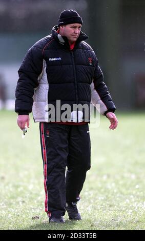 Temporary Wales Coach Steve Hansen übernimmt die Leitung eines nationalen Truppentrainings in Sophia Gardens, Cardiff. Das walisische Team bereitet sich auf den Lloyds TSB Six Nations Kampf gegen Italien am Samstag vor. Stockfoto