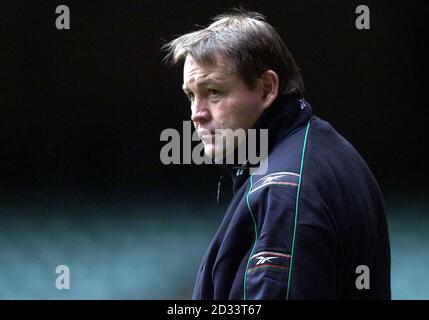 Wales-Trainer Steve Hansen beim Training mit der Nationalmannschaft im Millennium Stadium, Cardiff, vor dem Lloyds TSB Six Nations Championship-Spiel mit Italien am Samstag. 24/11/03: Wales-Trainer Steve Hansen hat bestätigt, dass er seinen Posten verlassen wird, wenn sein Vertrag am Ende der 2004 RBS 6 Nations Championship ausläuft. Hansen, der die Verantwortung für Wales übernahm, als sein Kiwi Graham Henry auf halbem Wege durch die sechs-Nationen-Kampagne 2002 zurückgetreten war, behauptete immer, er würde nach Hause zurückkehren, um bei seiner Familie zu sein, als sein aktueller Deal im nächsten April auslief. Stockfoto