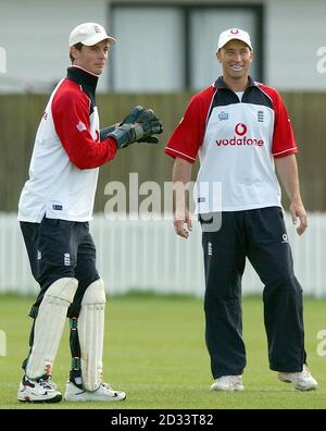 England-Skipper Nasser Hussain (rechts) mit Teamkollege James Foster während ihrer Netzsitzung in Christchurch, Neuseeland. Das Team beginnt ein dreitägiges Freundschaftsspiel gegen Canterbury. Stockfoto