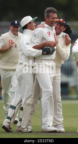 Der Engländer Andrew Caddick (Dritter links) feiert mit den Teamkollegen James Foster (zweiter links) und Craig White (rechts), nachdem Canterburys Robbie Frew von Andrew Flintoff am ersten Tag ihres dreitägigen Freundschaftsspiel im Hagley Park 44 Läufe lang vom Bowlen erwischt wurde. *... Christchurch, Neuseeland. England beendete das Theaterstück am 28-0 als Antwort auf Canterburys 212-8 erklärte. Stockfoto