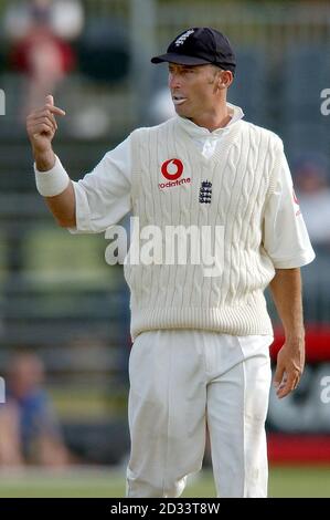 England-Skipper Nasser Hussain positioniert seine Fielder mit einem bandagierten Unterarm am dritten und letzten Tag ihres Freundschaftsspiels gegen Canterbury im Hagley Park, Christchurch, Neuseeland. Das Spiel endete in einem Unentschieden. Stockfoto