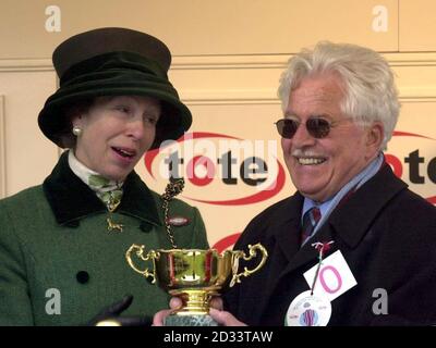 Princess Royal überreicht den Tote Cheltenham Gold Cup an Best Mate Besitzer Jim Lewis nach dem Feature-Rennen beim Cheltenham National Hunt Festival. Stockfoto