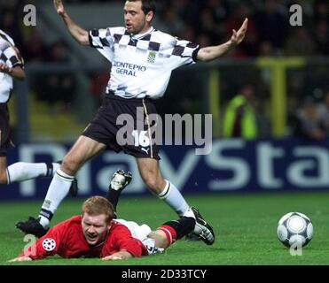 Paul Scholes von Manchester United wird im Strafraum von Martelinho von Boavista gefeuert, und David Beckham von United stieg während eines Champions-League-Spiels im Estadio do Bessa in Porto auf das 3. Tor, während eines 3-0-Sieges gegen Boavista. DIESES BILD KANN NUR IM RAHMEN EINER REDAKTIONELLEN FUNKTION VERWENDET WERDEN. KEINE WEBSITE-/INTERNETNUTZUNG, ES SEI DENN, DIE WEBSITE IST BEI DER FOOTBALL ASSOCIATION PREMIER LEAGUE REGISTRIERT. Stockfoto