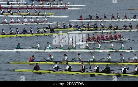 Einige der 420 Rudercrews des jährlichen Men's Head of the River-Rennens versammeln sich heute Morgen auf der Themse in Mortlake, Surrey. Das Rennen zur Putney Bridge, London, ist der traditionelle Curtainraiser, der eine Woche vor dem Oxford gegen Cambridge Bootsrennen stattfindet. Stockfoto