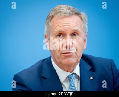 Berlin, Deutschland. Oktober 2020. Christian Wulff (CDU), Vorsitzender des Kuratoriums der Deutschen Integrationsstiftung, stellt auf der Bundespressekonferenz die Initiative "Meine Stimme gegen Hass" vor. Quelle: Kay Nietfeld/dpa/Alamy Live News Stockfoto